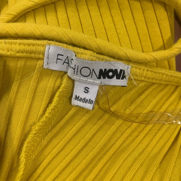 Fashion Nova crisscross tied back and slit on the side - Picture 3 of 3